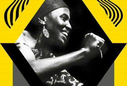 © MEG Affiche de l'exposition. Cadre jaune avec un losange. A l'intérieur du losange une photographie en noir et blanc, d'un artiste, Myriam Makeba