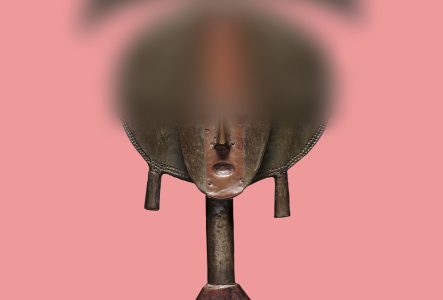Affiche de l'exposition. Fond rose. Un objet, un reliquaire du peuple Kota est présenté. Il est flou en partie, cela montre que le musée ne connaît pas toute son histoire ou ne l'a pas considérée.