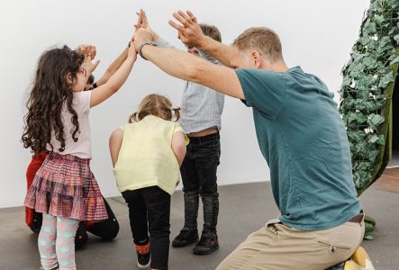 Enfants en visite dans une des salles d'exposition du MAMCO.