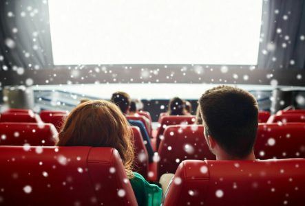 Une photo  qui représente des personnes dans une salle de cinéma