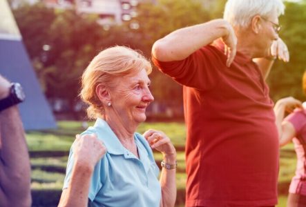 senior faisant de la zumba